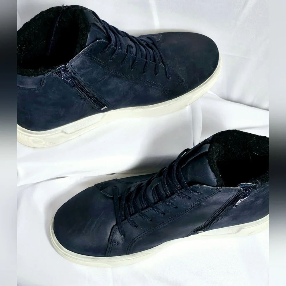 Size 38 Navy Ecco Tray Tech Sneaker